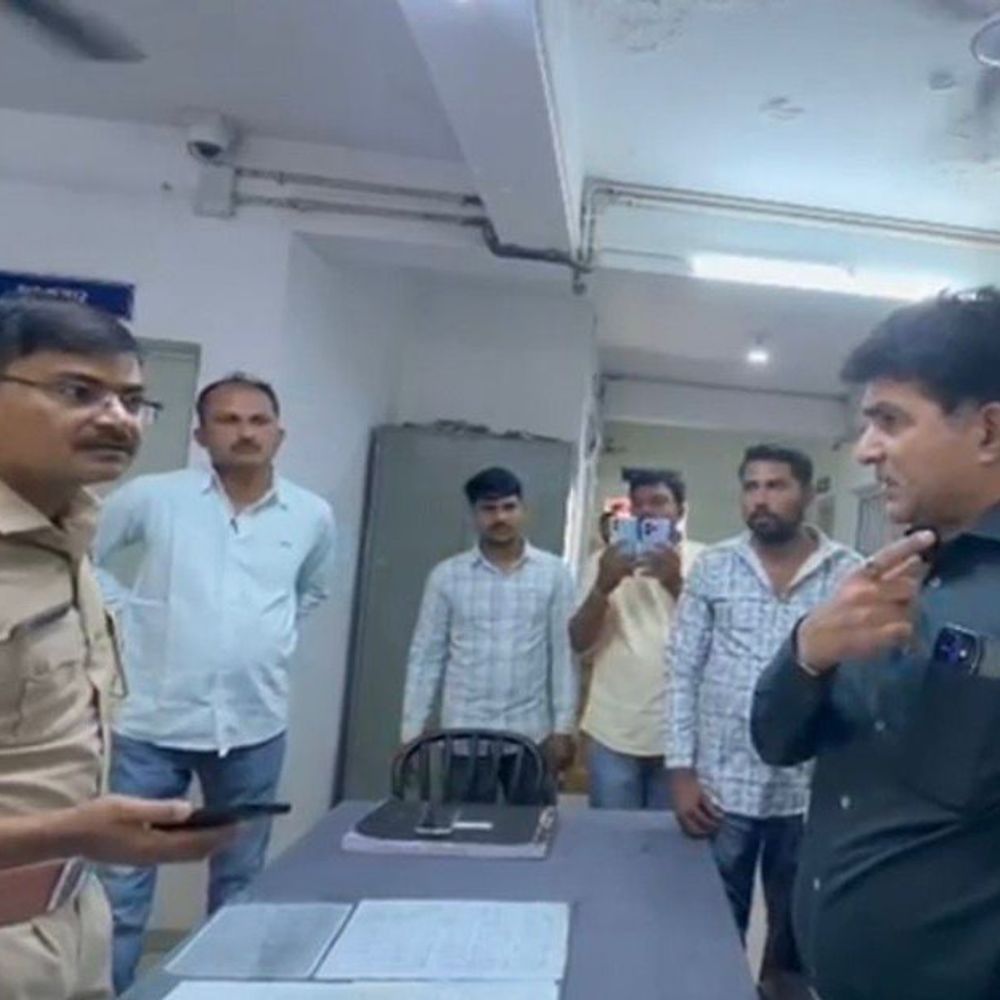 ખંભાળિયામાં બાઈક અડકવા મુદ્દે બોલાચાલી, હુમલો:ઈસુદાન ગઢવી સહિત 10-12 લોકોની અટકાયત, પોલીસ સ્ટેશનમાં ઉગ્ર બોલાચાલી