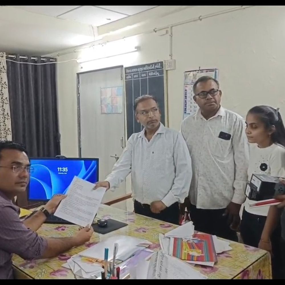 દિવ્યાંગોએ 4G ફોન નકાર્યા, 5Gની માંગ ઉઠી:સહાય યોજનામાં ગેરરીતિના આક્ષેપ, ઉપરી કચેરીમાં રજૂઆત કરાઈ