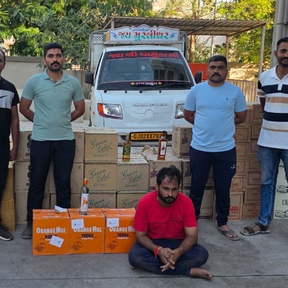 રાજકોટમાં નવા આવેલા PIને પોસ્ટિંગ અને જૂનાની આંતરિક બદલી:રૈયાગામના તળાવ પાસેથી 15.72 લાખનો અંગ્રેજી દારૂ ઝડપાયો, દારૂની હેરાફેરી માટે વાહનો પર ખોટી નંબર પ્લેટનો ઉપયોગ કર્યો'તો