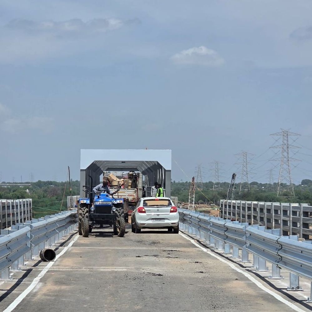 રીપેર કરેલો ગંભીરા બ્રિજ ટુ-વ્હીલર માટે ખુલ્લો મુકાયો:છેલ્લા સાત મહિનાથી બ્રિજ ઉપર વાહનવ્યવહાર બંધ હતો, જૂના બ્રિજની બાજુમાં નવા બ્રિજની કામગીરી પૂરજોશમાં