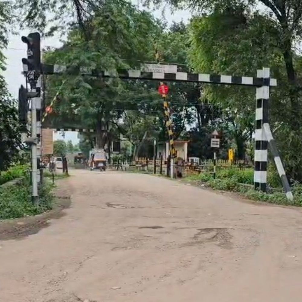 કાલોલમાં પિંગળી રેલવે ફાટક નં.33 એક મહિના માટે બંધ:રેલવે ઓવરબ્રિજની કામગીરીના અંતિમ તબક્કા, કાલોલ તાલુકામાં વૈકલ્પિક રૂટ જાહેર કરાયો