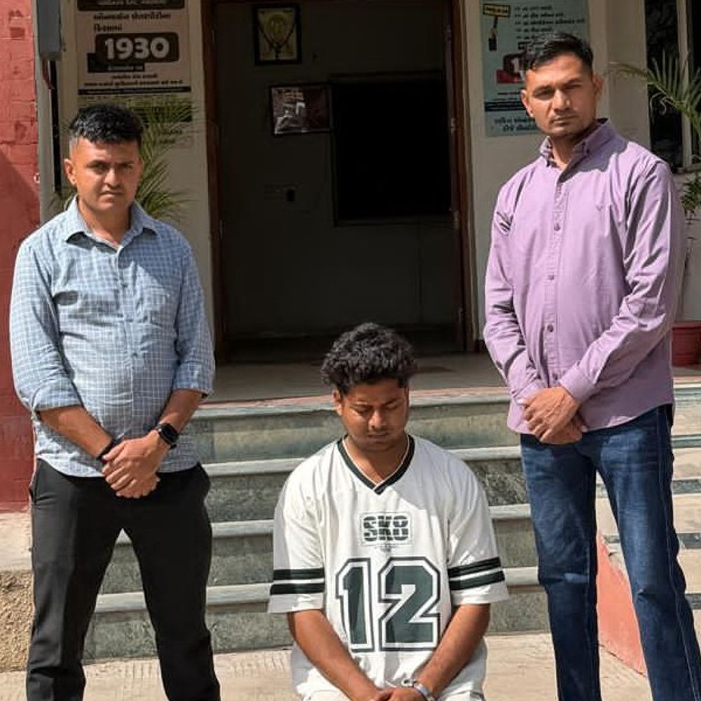 ગાંધીનગર હાઈ-વે પર પોલીસની બાજ નજર:દિલ્હી-અમદાવાદ લક્ઝરી બસમાંથી પિસ્તોલ અને 9 કારતુસ સાથે યુપીનો શખસ ઝડપાયો