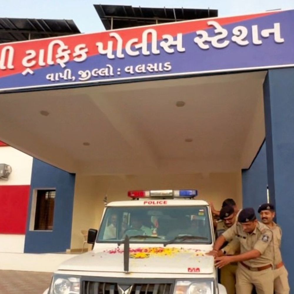 વાપીના બે લોકપ્રિય PIની બદલી:પોલીસ જવાનો અને સ્થાનિકોએ ભાવભીની વિદાય આપી