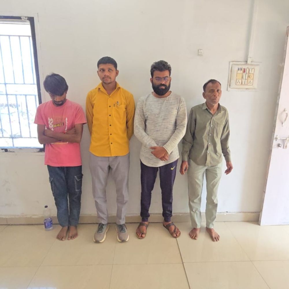 નવસારી SOGએ 4 ઘુવડ તસ્કરોને ઝડપ્યા:તાંત્રિક વિધિ માટે મંગાવેલું ઘુવડ મૃત હાલતમાં મળ્યું