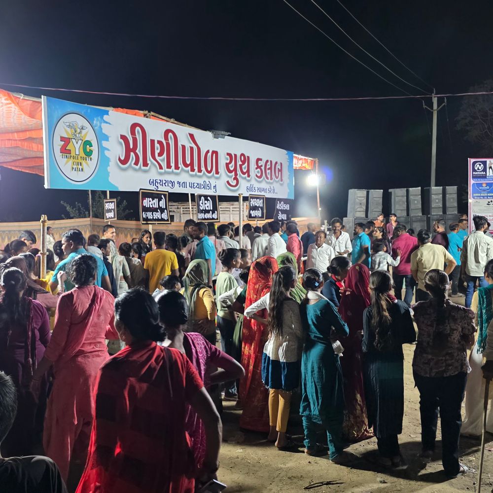 ઝીણીપોળ યુથ ક્લબે બહુચરાજી પદયાત્રીઓ માટે સેવા કેમ્પ યોજ્યો:મોઢેરા કેનાલ પાસે 800 કિલો કોથમીર વડીનું વિતરણ કરાયું