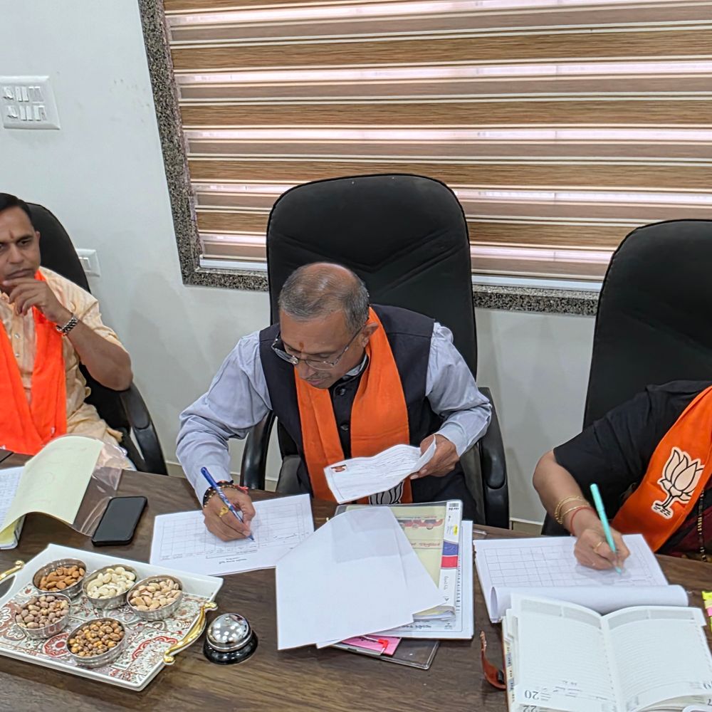 નવસારીમાં સ્થાનિક ચૂંટણી માટે ભાજપની સેન્સ પ્રક્રિયા શરૂ:સિંધુ ભવન ખાતે દાવેદારોનો ધસારો; નિરીક્ષકો દરેક પાસાં ચકાસી દાવેદારોની યાદી તૈયાર કરશે