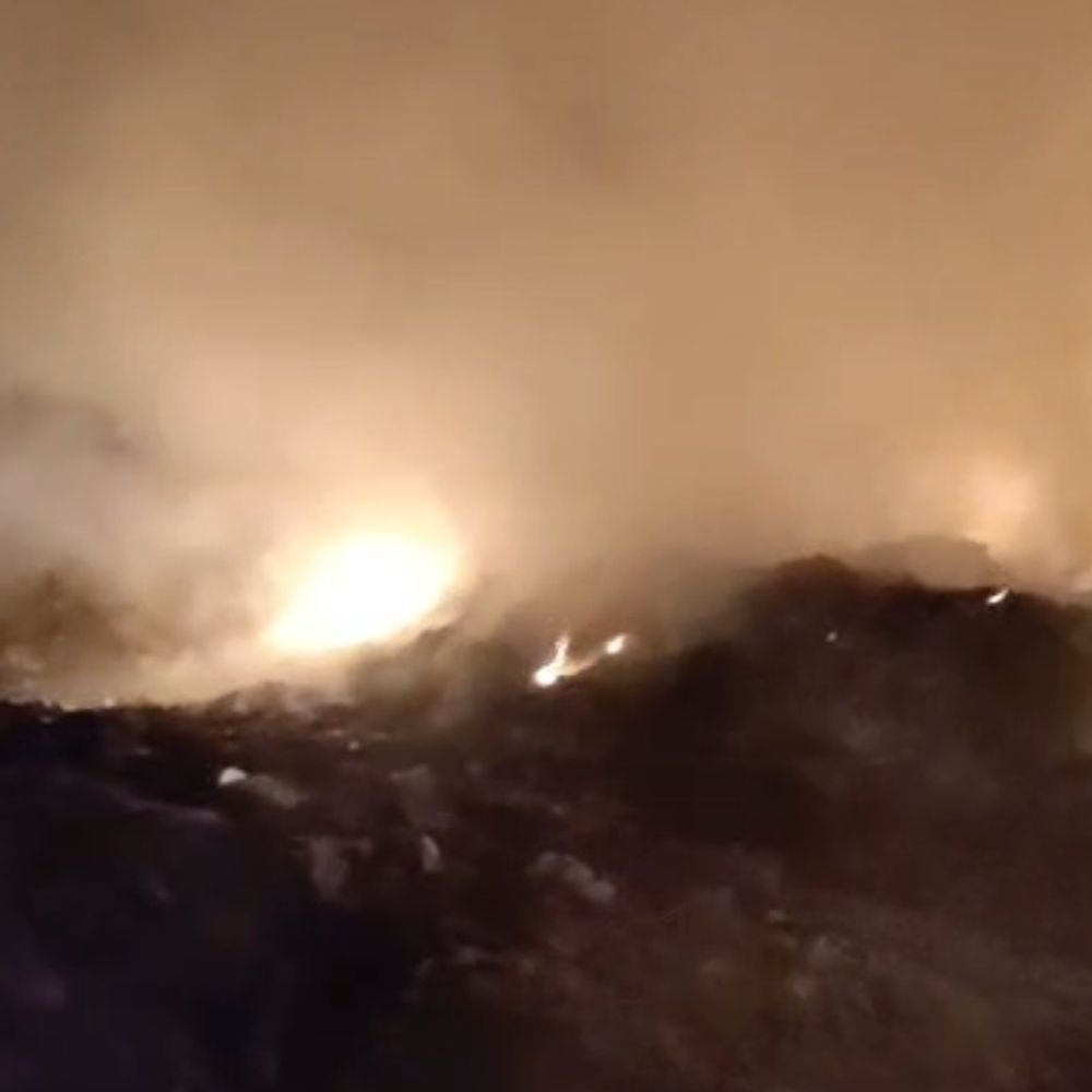 વેરાવળ કમ્પોઝ યાર્ડમાં આગ બેકાબૂ:બે દિવસથી ઝેરી ધુમાડાથી ગંભીર પ્રદૂષણ, 50થી વધુ ખેડૂત પરિવાર જોખમમાં