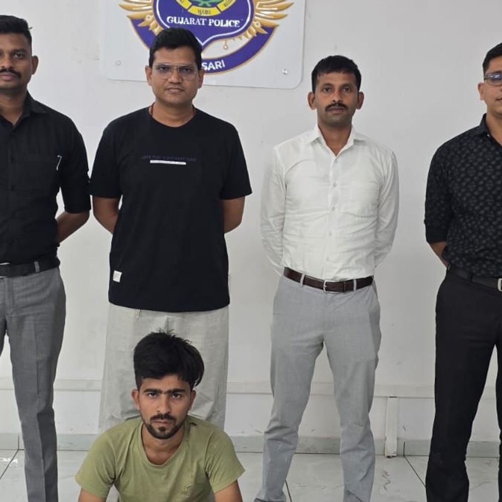 વોટ્સએપ હેક કરી નાણાં પડાવતો ઠગ ઝડપાયો:નવસારી સાયબર ક્રાઇમે વડોદરાથી આરોપીને ગણતરીના કલાકોમાં દબોચ્યો