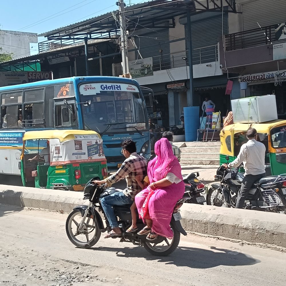 દુર્ઘટના:ધનિયાણા ચોકડી નજીક ખાડામાં માતા અને પુત્રી પટકાયા,આંદોલનની ચીમકી