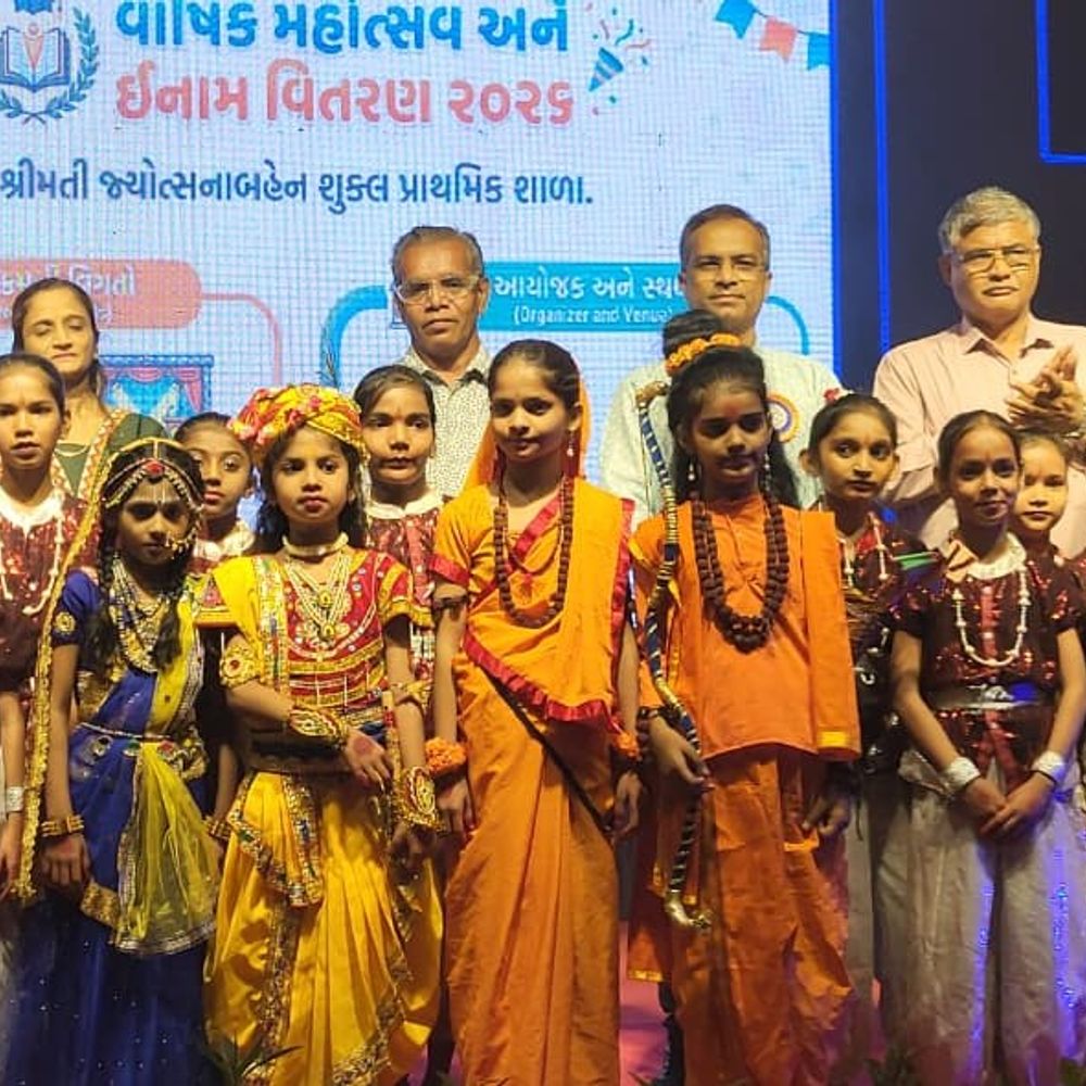 શાળા નં. 120 માં વાર્ષિકોત્સવ, ઇનામ વિતરણ:રાજેન્દ્રભાઈ કાપડિયા, રંજનાબેન ગૌસ્વામીની ઉપસ્થિતિમાં વિદ્યાર્થીઓ સન્માનિત