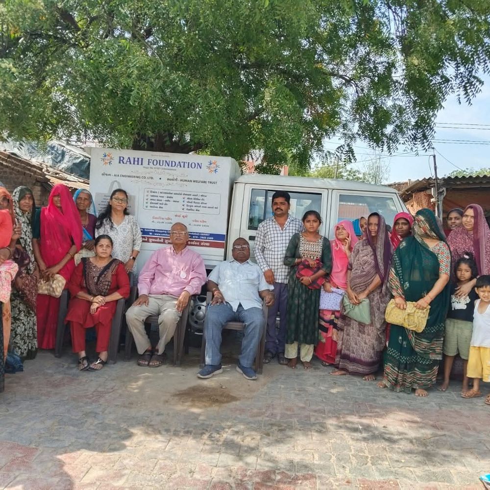 રાહી ફાઉન્ડેશન દ્વારા 500થી વધુને કપડાં વિતરણ:મેલાસણા અને આસપાસના ગામોમાં નિશુલ્ક કપડાં અપાયા