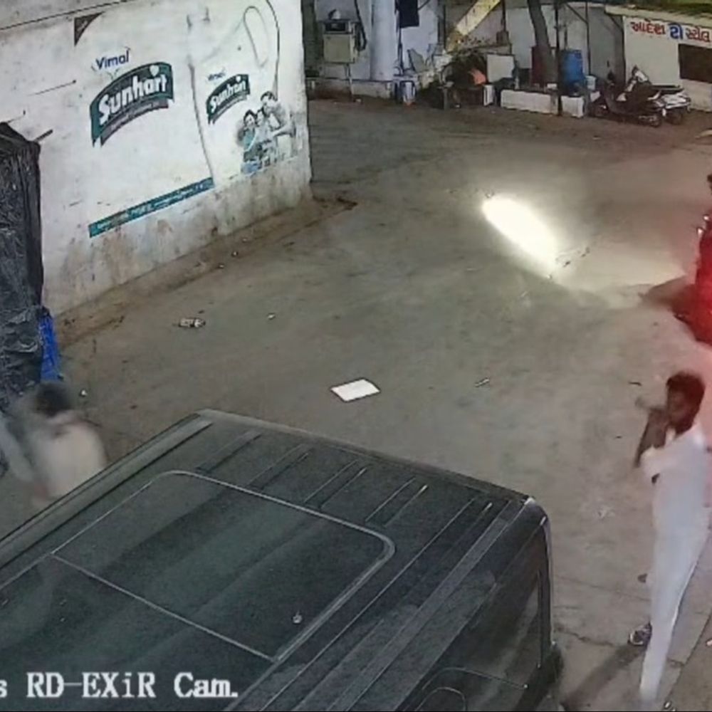 જે ઘરના દીકરાની હત્યા કરી તેના ઘરની બહાર ગાડીમાં તોડફોડ:માધવપુરામાં હત્યા કેસમાં આરોપી પેરોલ પર બહાર હતો, ગુંડાગીરીના CCTV
