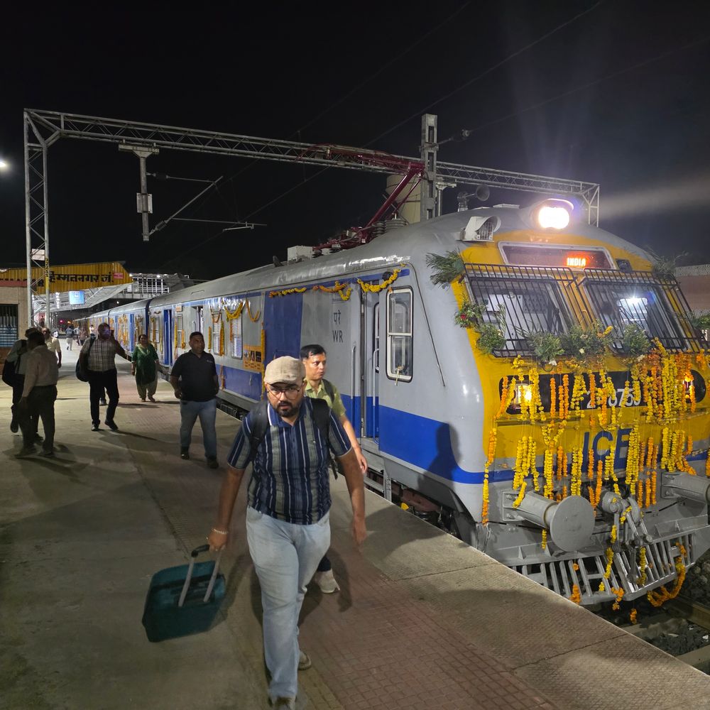 અસારવા-ખેડબ્રહ્મા મેમુ હિંમતનગર 20 મિનિટ મોડી પહોંચી:પ્રથમ દિવસે મુસાફરોની ભીડ, રાત્રે 8 વાગ્યે રવાના થઈ