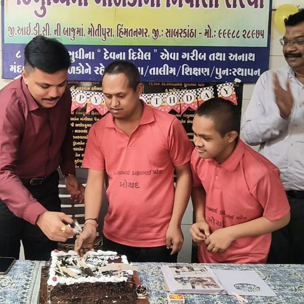 સાબરકાંઠા SP પાર્થરાજસિંહ ગોહિલે જન્મદિવસ ઉજવ્યો:હિંમતનગરમાં દિવ્યાંગ બાળકો સાથે કેક કાપી ઉજવણી કરી