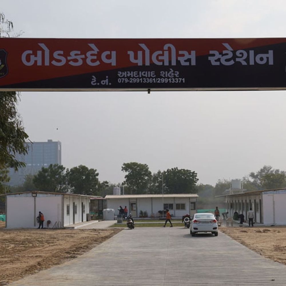 પિતાએ મારી સામે માતાના પેટમાં છરી મારી:એમ્બ્યુલન્સને ફોન પણ ના કરવા દીધો, થલતેજમાં પત્નીએ 200 રૂપિયા ના આપતા પતિએ વાળ પકડીને મારામારી કરી, બાળકો રડ્યા