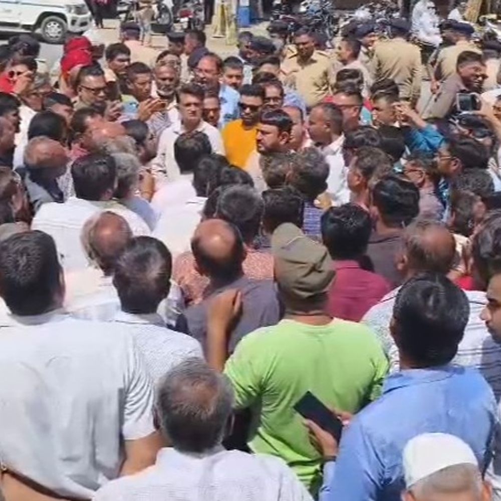 ઉદ્યોગકારો એ ડ્રાઇવર્ઝનની ચીમકી આપતા મેયર ફફડ્યા:GIDCમાં "વિરોધ વગર વિકાસ નહીં"નો નારો ગુંજ્યો: ચક્કાજામ અને ડ્રાઇવર્ઝનની ચીમકીની ચીમકી મળતા જ મેયર દોડતા થયા, વર્ષો જૂના રસ્તાના પ્રશ્નનો આવ્યો અંત