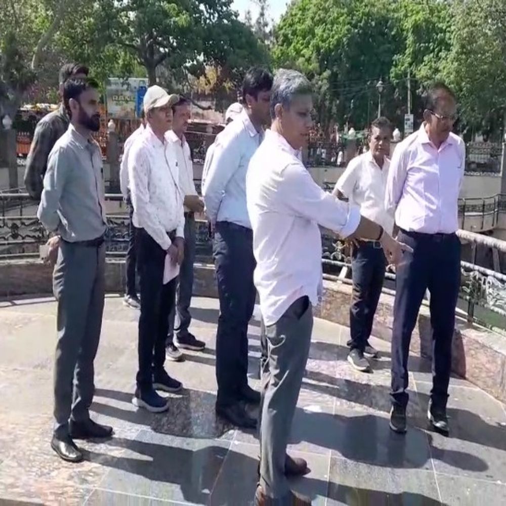 મનપા કમિશનર એક્શન મોડમાં:ગંગાજળિયા તળાવ, મહિલા બાગ અને બિઝનેસ સેન્ટર સહિતના સ્થળોએ કમિશનરે સરપ્રાઈઝ ચેકિંગ હાથ ધર્યું, બિઝનેસ સેન્ટરને નોટિસ પાઠવવામાં આવશે