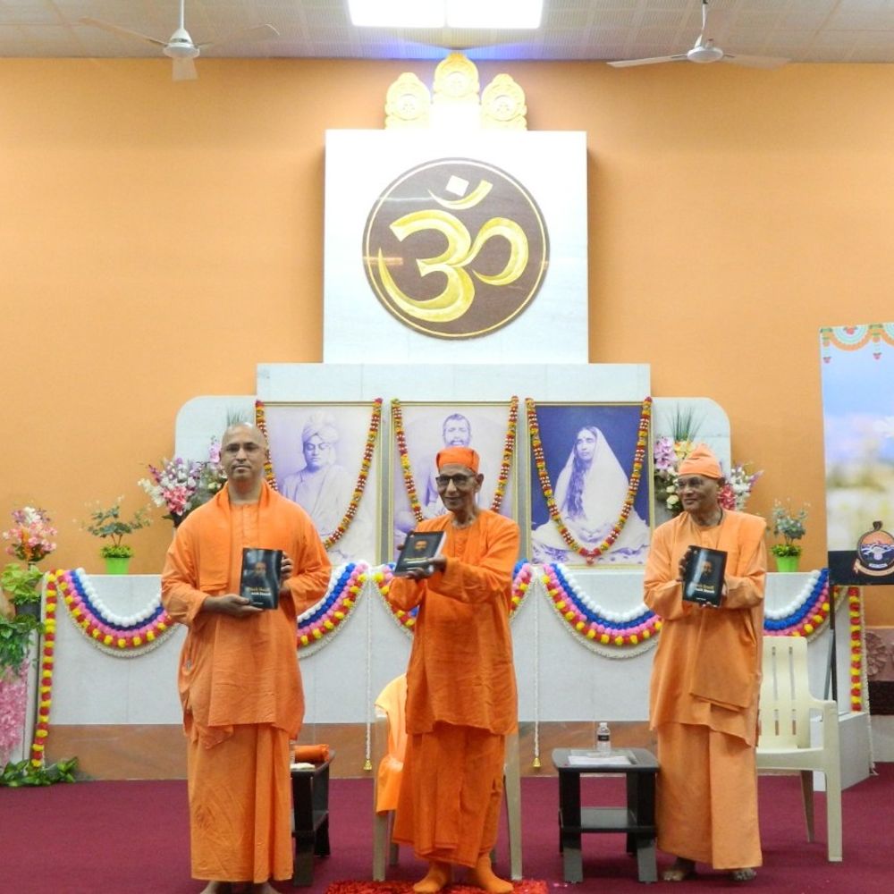 શ્રીરામકૃષ્ણ આશ્રમ ખાતે જાહેર સભા:રાજકોટમાં સ્વામી સુહિતાનંદજીના હસ્તે 5 પુસ્તકોનું વિમોચન અને દાતાઓનું ભવ્ય સન્માન કરાયું