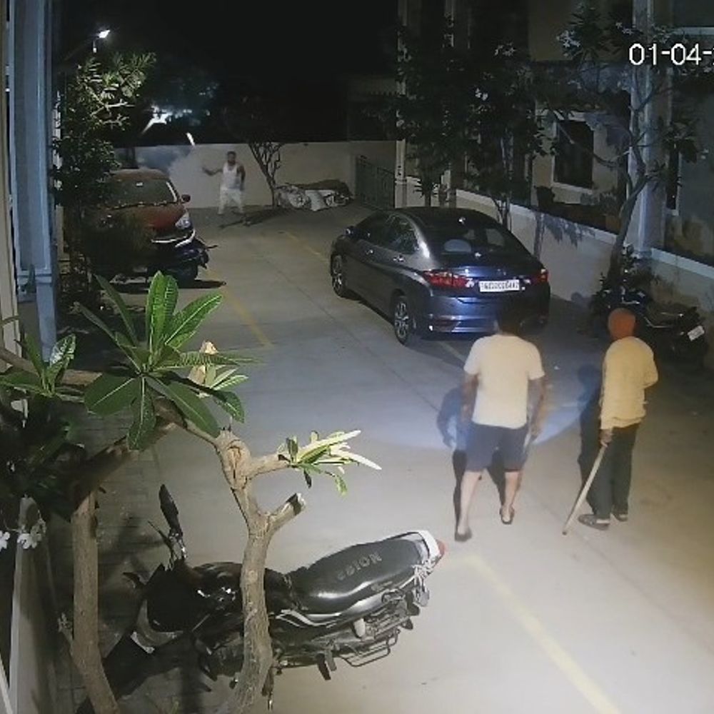 રહીશો જાગી જતાં તસ્કરોએ પથ્થરમારો કર્યો, CCTV:રાધનપુર રોડ પર બંધ બંગલામાં ચોરી કરી, અન્ય સોસાયટીમાં ઘૂસવા જતા લોકોની ધોકાવાળી