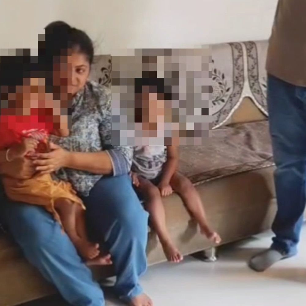 પુણાગામમાં હાઈવોલ્ટેજ ડ્રામા:રૂમનો દરવાજો અચાનક લોક થઈ જતાં 2 વર્ષના જુડવા દેવ-દેવિકા ફસાયા, ફાયર બ્રિગેડે લોક તોડી બચાવ્યા