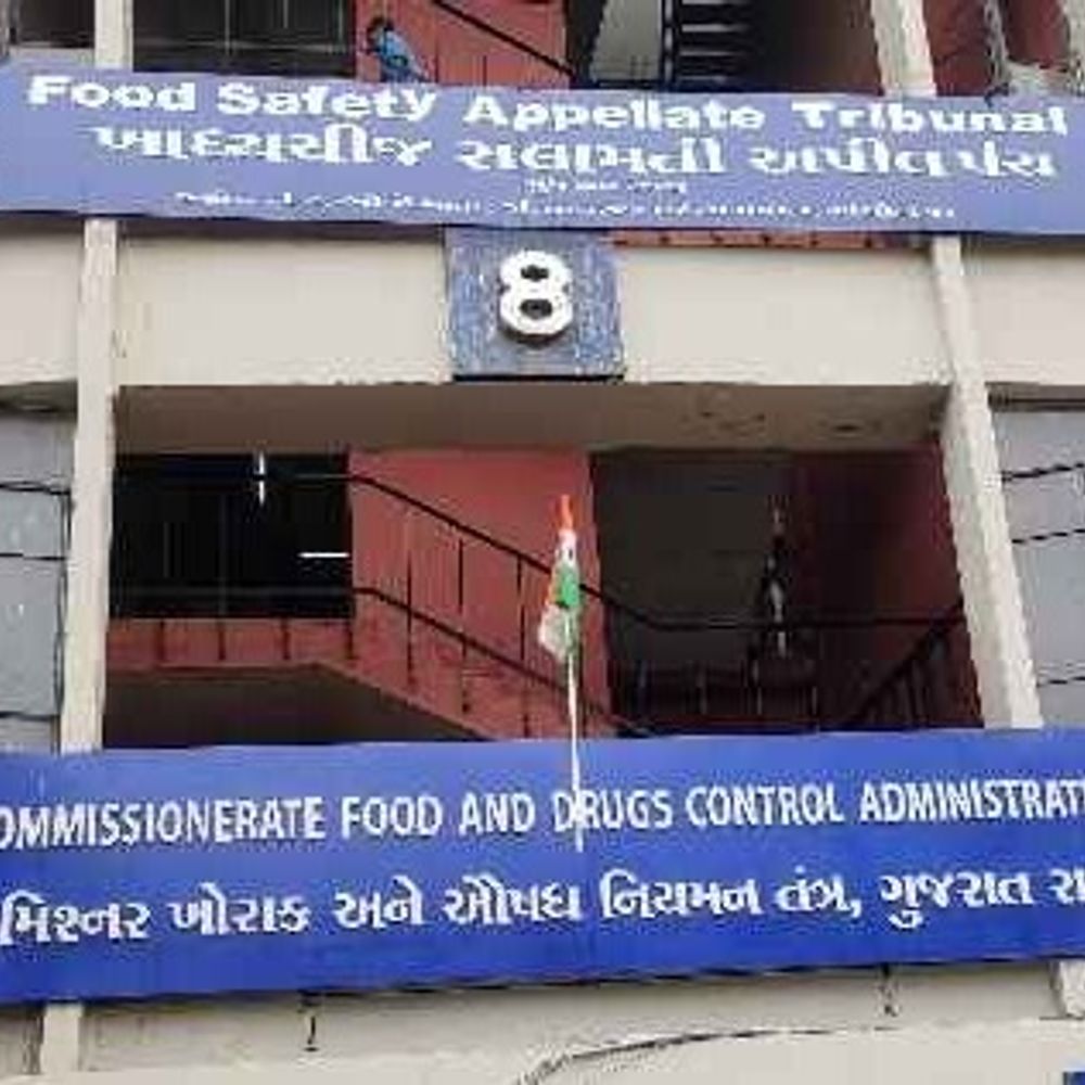 ફૂડ એન્ડ ડ્રગ વિભાગના જોઈન્ટ ડાયરેક્ટરને ચાલુ ફરજ પર હાર્ટ:હિતેશ રાવતની તબિયત લથડતા સિવિલમાં ખસેડાયા; સ્થિતિ ગંભીર જણાતા તબીબોની ટીમ સતત દેખરેખ હેઠળ