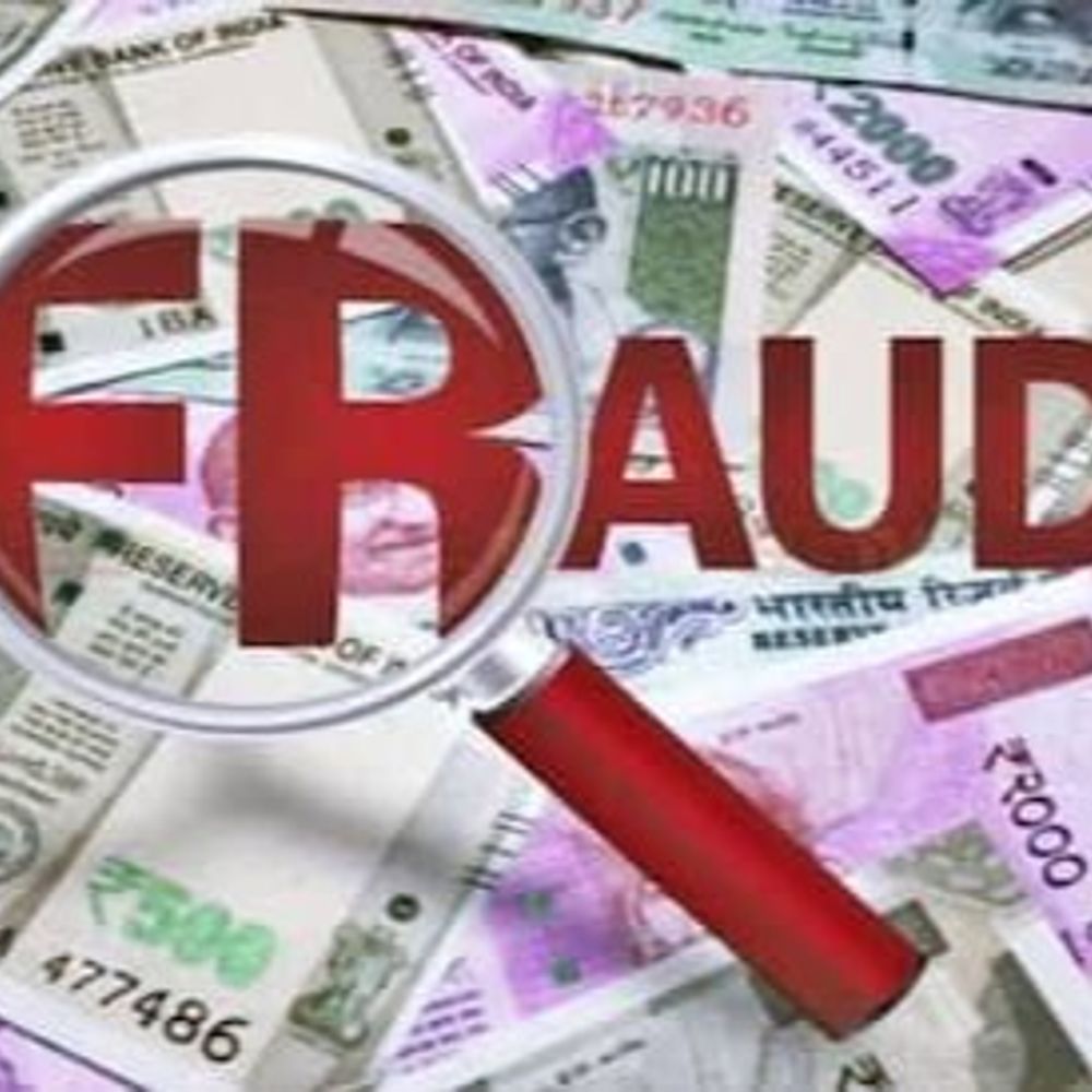 મહિલાના મોબાઈલમાંથી લોન લઈને રૂપિયા પડાવી બંને ભાગી ગયા:વડોદરામા નોકરી કરતી મહિલા પાસેથી ઓફિસના માલિક અને મેનેજરે 1.92 લાખ રૂપિયા પડાવી લીધા, રૂપિયા પરત ન આપતા પોલીસ ફરિયાદ કરી