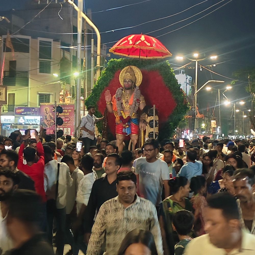 જય હનુમાન, જય શ્રી રામના નારા સાથે હનુમાનજીની શોભાયાત્રા નીકળી:શોભાયાત્રા રોકડનાથ હનુમાન મંદિર ખાતે પહોંચી, સંવેદનશીલ વિસ્તારોમાં પોલીસે ચુસ્ત પોલીસ બંદોબસ્ત ગોઠવાયો