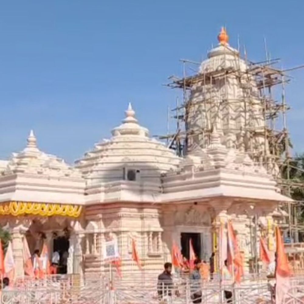 મોડાસાના સાકરીયામાં સુતેલા હનુમાનજી મંદિરે જન્મોત્સવ ઉજવાયો:વૈદિક ભૂદેવો દ્વારા મારુતિ યજ્ઞ, 50થી વધુ દંપતીએ લાભ લીધો