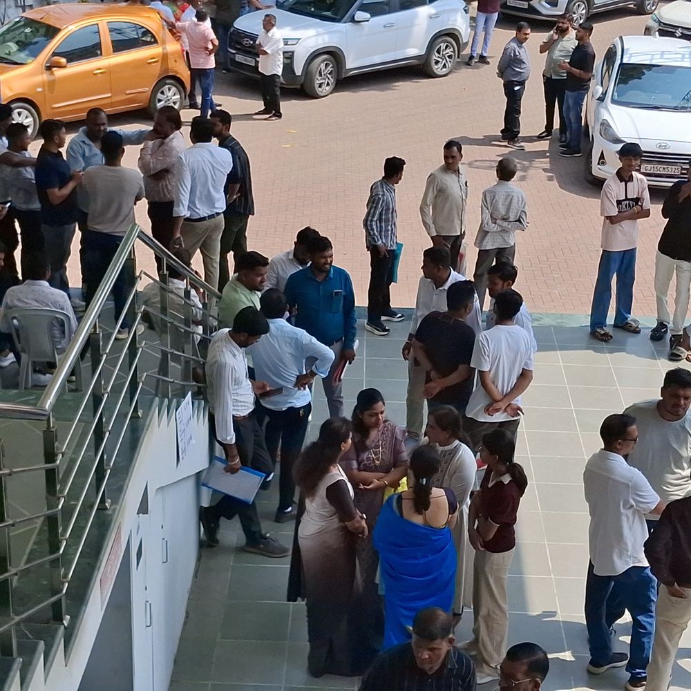 વલસાડમાં ભાજપ કાર્યાલયે ટિકિટવાંછુઓની ભીડ:કોંગ્રેસ અને AAP કાર્યાલયો ખાલીખમ હોવાનો સાંસદ ધવલ પટેલનો દાવો