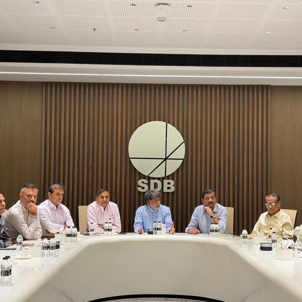 સુરત ડાયમંડ બુર્સ બનશે રફ હીરાનું વૈશ્વિક હબ:વેપારીઓનો ઐતિહાસિક નિર્ણય, હવે એક જ છત નીચે થશે ટ્રેડિંગ, બુર્સમાં જ થશે રફનું ઈમ્પોર્ટ અને ટ્રેડિંગ