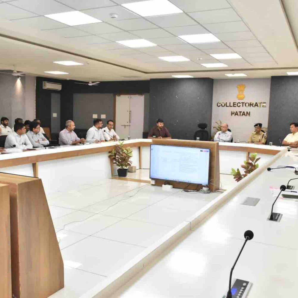 પાટણ કલેક્ટર તુષાર ભટ્ટની અધ્યક્ષતામાં ચૂંટણી સમીક્ષા બેઠક યોજાઈ:સ્થાનિક સ્વરાજ્યની ચૂંટણી નિષ્પક્ષ અને શાંતિપૂર્ણ રીતે યોજવા પર ભાર