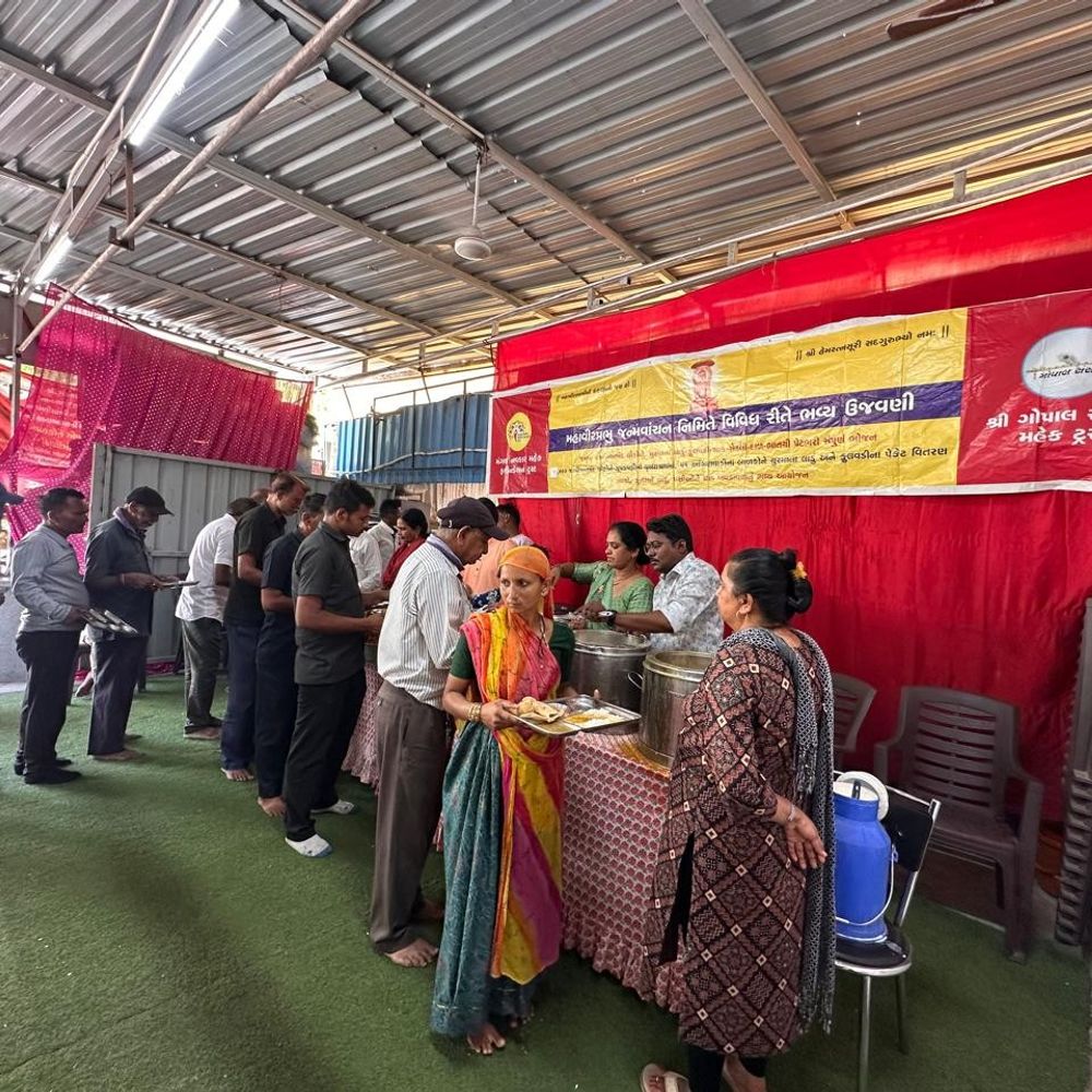 મહાવીર જન્મકલ્યાણમાં 1500 જરૂરિયાતમંદોને સંપૂર્ણ ભોજન કરાવાયું:ચુરમાના લાડુ, ફૂલવડી સહિત દાળ-ભાત, શાક-રોટલીનું વિતરણ