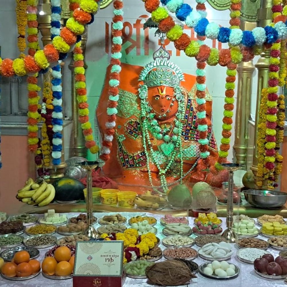 લીમખેડાના પાલ્લી ગામે હનુમાન જયંતી નિમિત્તે લોકોનું ઘોડાપૂર:સ્વયંભૂ પ્રગટ બાલ હનુમાનજીના દર્શને ત્રણ રાજ્યોના ભક્તો ઉમટ્યા