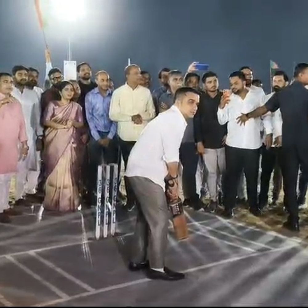 ગાંધીનગરના રામકથા મેદાન પર જામ્યો ખેલ મહાકુંભ:હર્ષ સંઘવીએ બેટિંગ કરી ખેલાડીઓનો ઉત્સાહ વધાર્યો, શહેરમાં 36-GNPL સહિત વિવિધ રમતો રમાશે