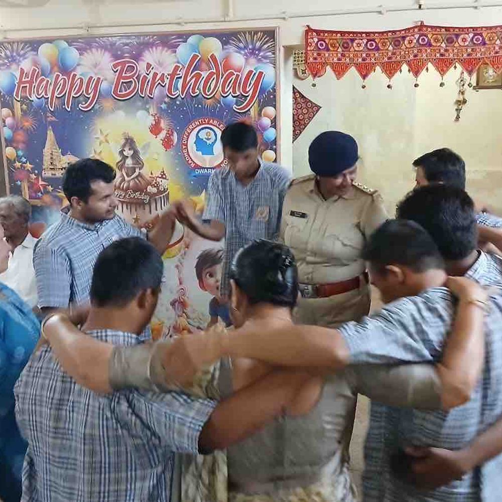 PI આર.બી. સોલંકીને દ્વારકાથી વિદાય અપાઈ:દિવ્યાંગ બાળકો સાથે અતૂટ સંબંધ બાંધી 'પોલીસ દીદી' બન્યા