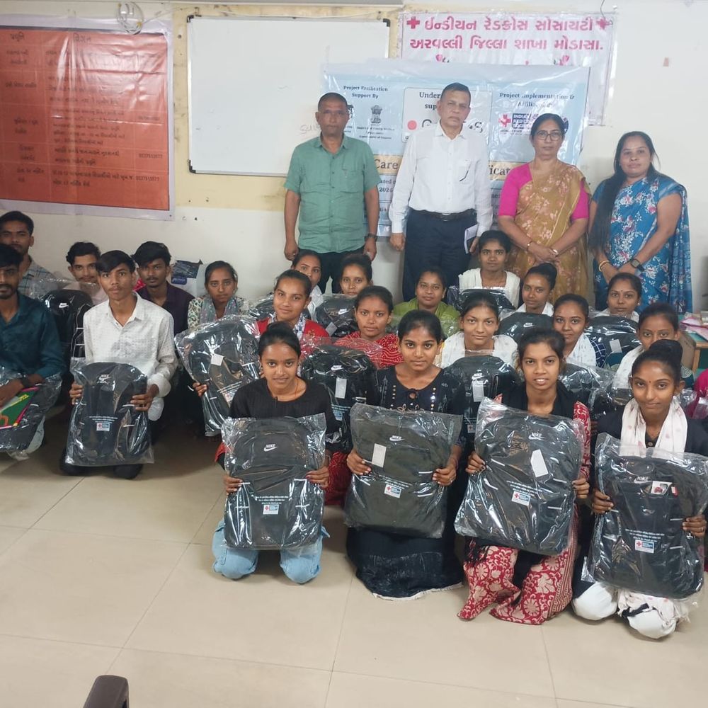 રેડક્રોસ મોડાસા દ્વારા હેલ્થ કેર કોર્સના વિદ્યાર્થીઓને સાધનો અપાયા:ગુજરાત સરકારના સહયોગથી 6 માસનો વિનામૂલ્યે કોર્સ શરૂ