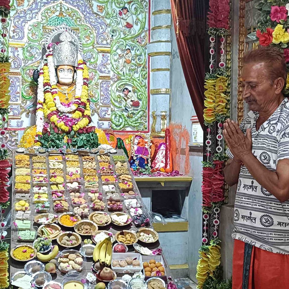 પાલનપુરમાં વિજય હનુમાન આશ્રમે હનુમાન જયંતિ ઉજવાઈ:મારુતિ યજ્ઞ, 56 ભોગ અને પંચામૃત અભિષેક કરાયો