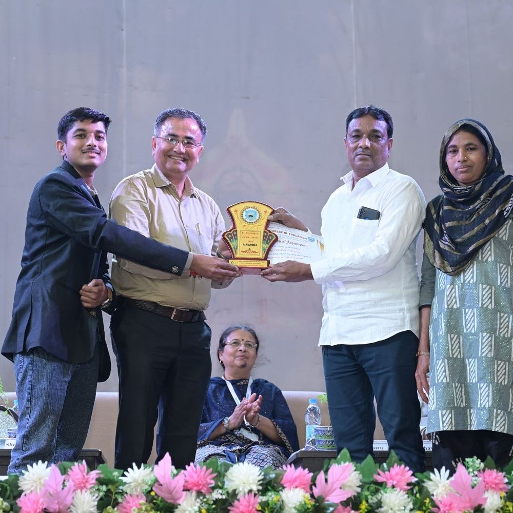 કડીની SV અને સૂરજબા કોલેજમાં વાર્ષિકોત્સવ યોજાયો:ભૂતપૂર્વ તાલીમાર્થી સંમેલન સાથે વિદ્યાર્થીઓનું સન્માન કરાયું