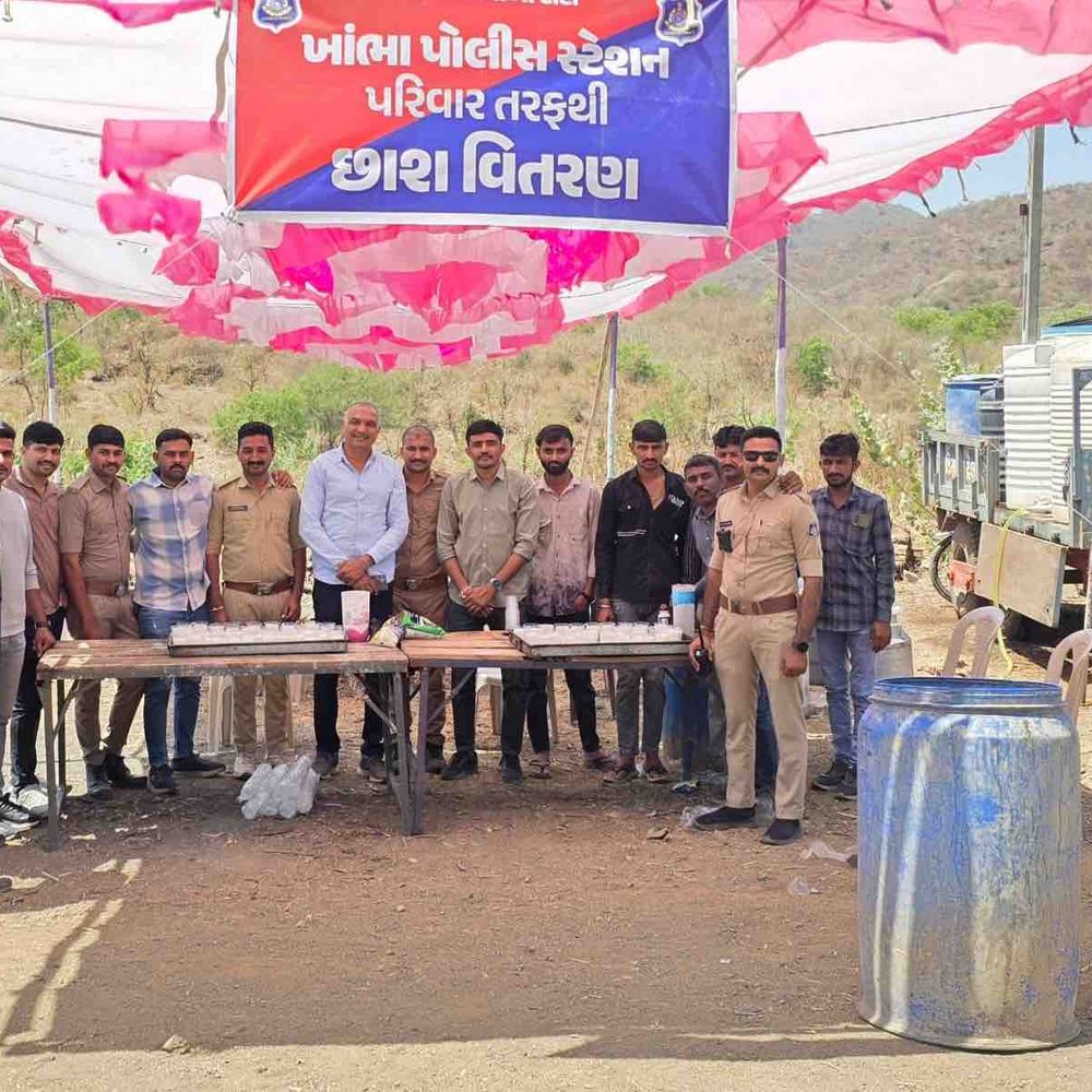 ખાંભા પોલીસે હનુમાન જયંતિએ છાશ વિતરણ કર્યું:અમરેલીના હનુમાન ગાળા ખાતે દર્શનાર્થીઓ માટે વ્યવસ્થા