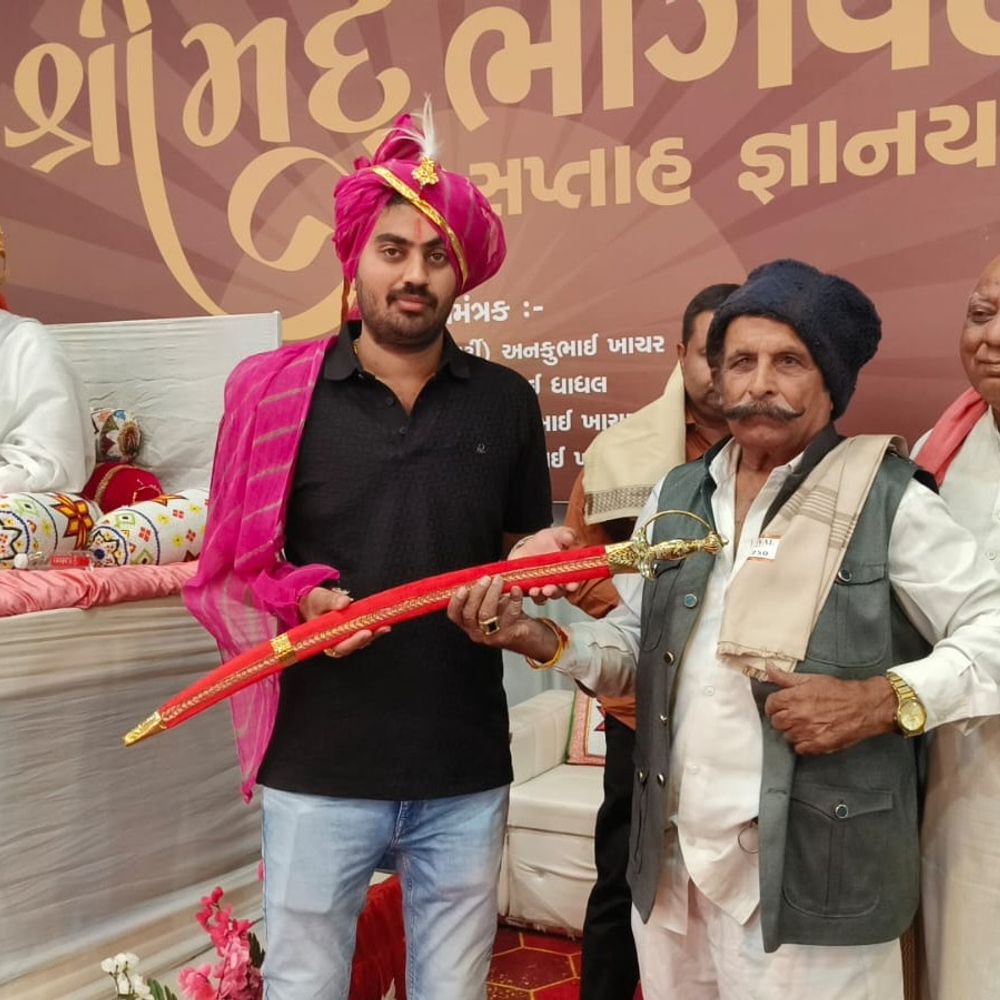 પાળીયાદમાં ભાગવત કથા પ્રસંગે પુરાણી અને આયોજકનું સન્માન:બોટાદના ગૌરક્ષક સામતભાઈ જેબલીયાએ રજવાડી સાફા-તલવારથી સન્માન કર્યું