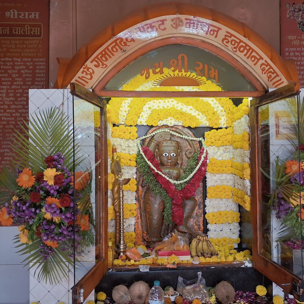 સુરતના ગુમાનદેવ મંદિરે હનુમાન જયંતિની ભક્તિમય ઉજવણી:બેગમપુરા સ્થિત મંદિરે ભક્તોએ દર્શન-પ્રસાદનો લાભ લીધો