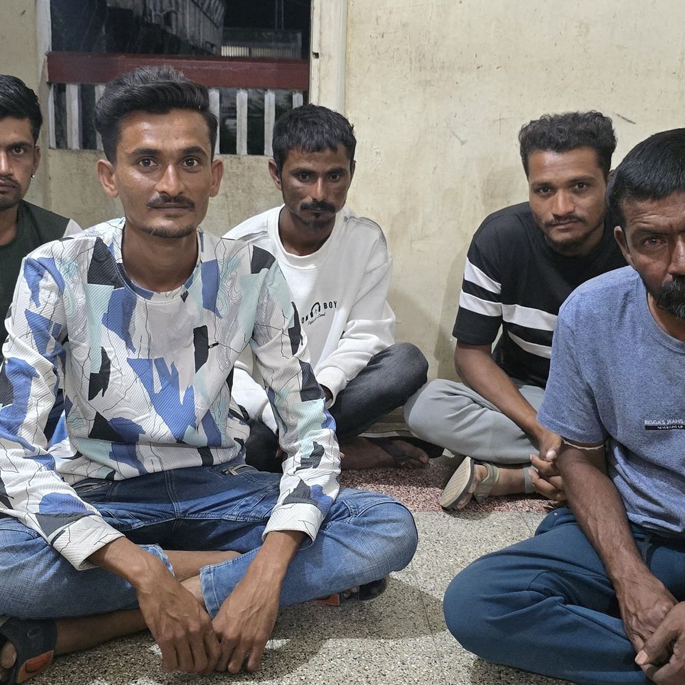 ગીર સોમનાથમાં જુગારીઓ પર પોલીસની તવાઈ:કોડીનારમાં એક જ રાત્રે બે દરોડા: યુનિયન બેન્ક નજીક તેમજ માર્કેટયાર્ડ પાછળથી ₹29,530 સાથે 10 આરોપી ઝડપાયા