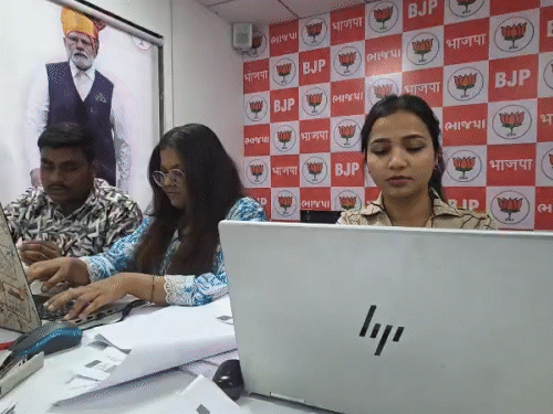 બંગાળમાં ભાજપનો 'સુરત પ્લાન': મમતાના ગઢમાં ગાબડું પાડવા 4 સ્પેશિયલ ટ્રેનથી 5000 મતદારોને મફતમાં કોલકાતા મોકલાશે.