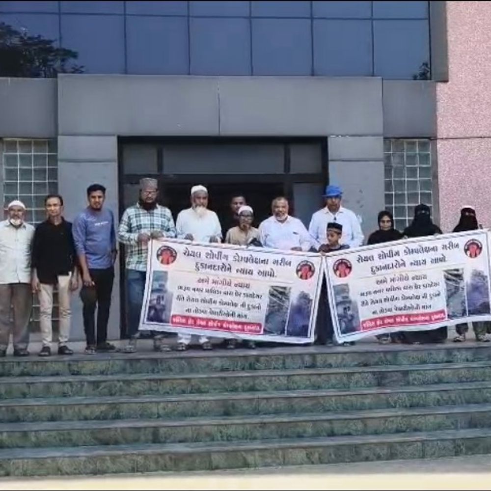 ભરૂચમાં રોયલ કોમ્પલેક્ષના તોડકામનો વિવાદ:ગ્રાઉન્ડ ફ્લોરમાં દુકાનો મજબૂત હોવા છતાં તોડી પડાઈ હોવાનો આક્ષેપ, દુકાનદારોએ કલેક્ટરને આવેદનપત્ર પાઠવ્યું