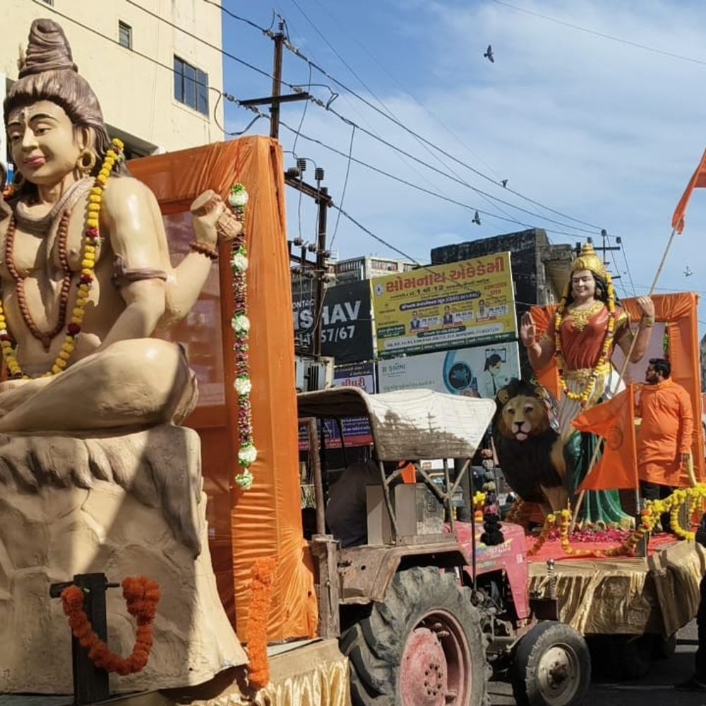 વેરાવળમાં હનુમાન જ્યંતિની ધામધૂમથી ઉજવણી:શહેર ભક્તિમય બન્યું, "બજરંગબલી કી જય"ના જયઘોષથી માર્ગો ગુંજ્યા, શોભાયાત્રામાં આકર્ષક ફ્લોટ્સ