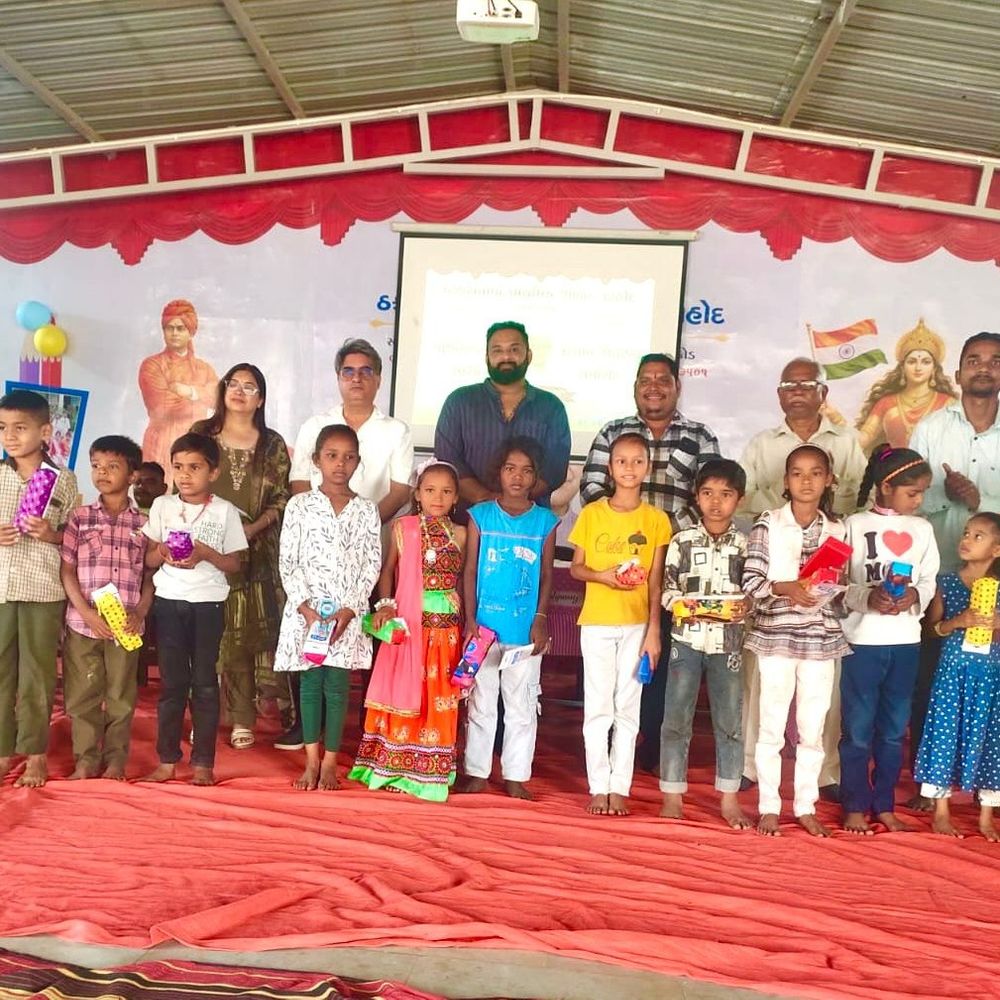 દાહોદની ઠક્કરબાપા શાળામાં વાર્ષિકોત્સવ:દાતાએ માતૃશ્રીની સ્મૃતિમાં પ્રોત્સાહિત કર્યા, 11 પંખાની ભેટ; 200 વિદ્યાર્થીઓ સન્માનિત