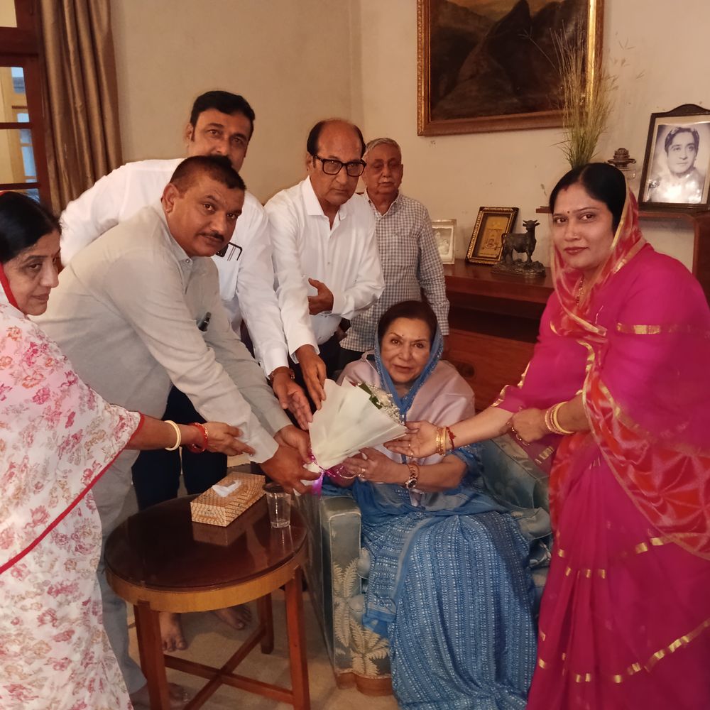 મોરબી રાજવી પરિવારે સમાજ ભવન માટે જમીન દાન કરી:ટ્રસ્ટીઓએ મહારાજા કુમારીઓનું સન્માન કરી આભાર વ્યક્ત કર્યો