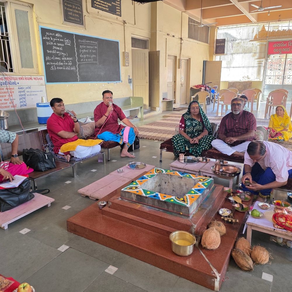 હિંમતનગરના હરસિધ્ધિ મંદિરે ચૈત્રી પૂનમે નવચંડી હવન:યજમાનોએ પૂજન અર્ચન સાથે હવનનો લાભ લીધો