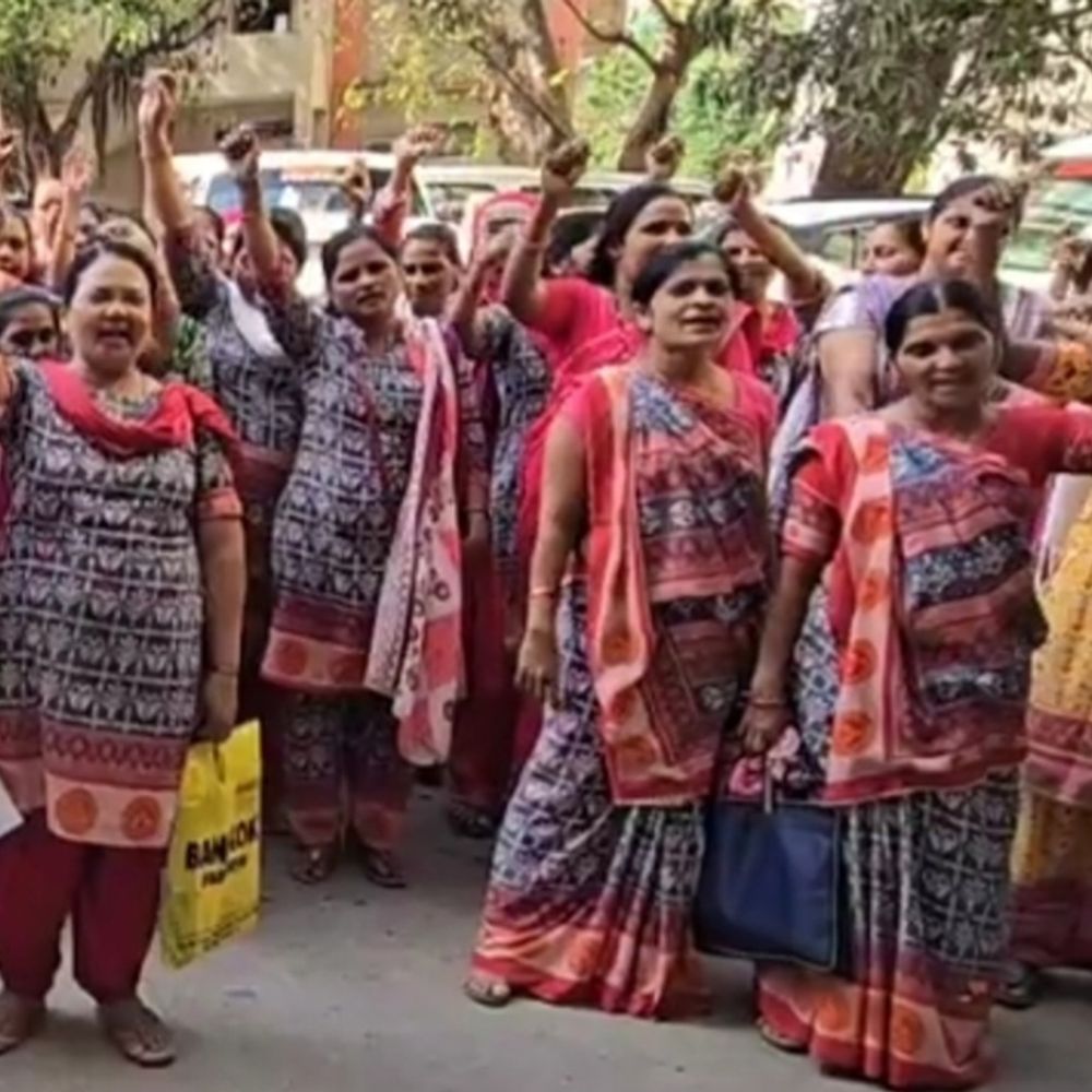 વલસાડમાં આંગણવાડી બહેનોનું વિરોધ પ્રદર્શન અને ONLINE કામ બંધ.