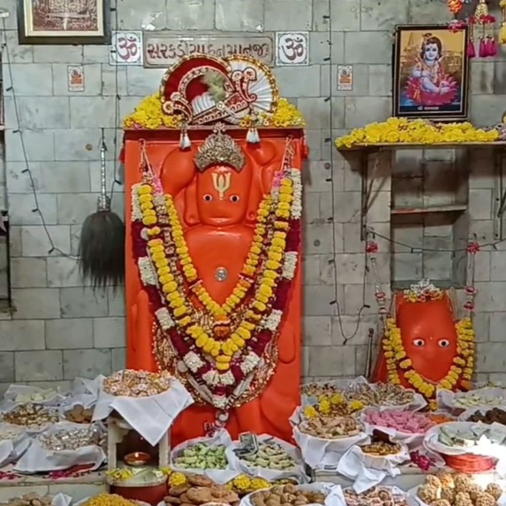 જૂનાગઢ ગિરનાર તળેટી અને શહેરમાં હનુમાન જન્મોત્સવ:જૂનાગઢમાં હનુમાન જન્મોત્સવની ધૂમ: લંબે હનુમાનને 21,000 લાડુનો ભોગ અને 11 કિલો ચાંદીના આભૂષણો, સરખડીયા હનુમાનજીએ ધરાવાયો 56 ભોગ.